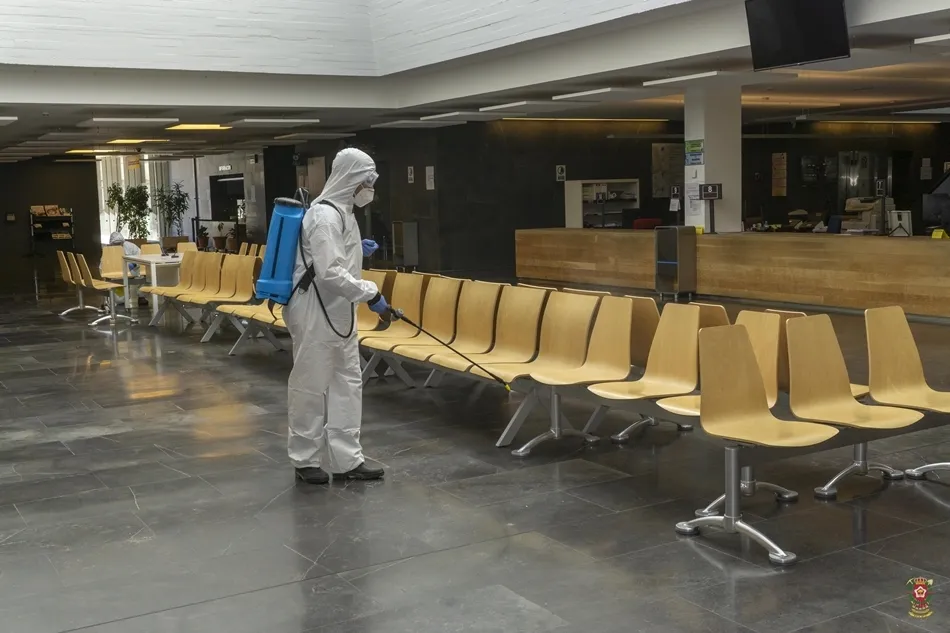 Labores de desinfección en el edificio de la Delegación Territorial de la Junta en Salamanca