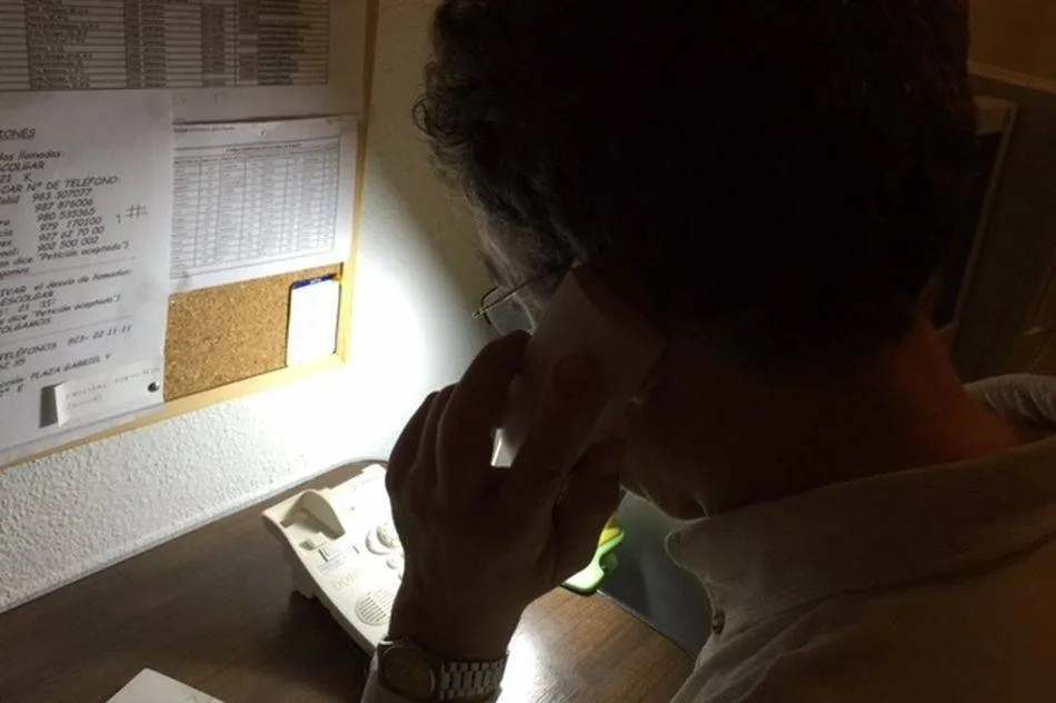 Imagen de archivo de un voluntario del Teléfono de la Esperanza