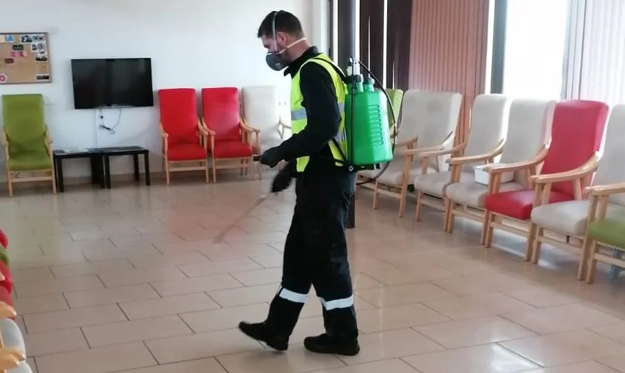 Tareas de desinfección en una residencia de Calvarrasa de Abajo