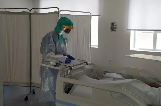 Una profesional sanitaria en el Hospital atiende a un paciente - JUNTA DE ANDALUCÍA