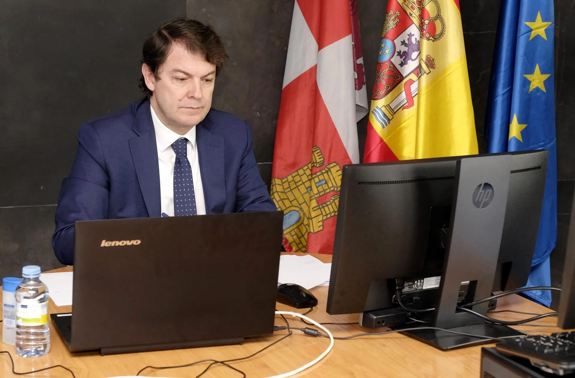 El presidente de la Junta de Castilla y León, Alfonso Fernández Mañueco, en videoconferencia con el presidente del Gobierno. - EUROPA PRESS