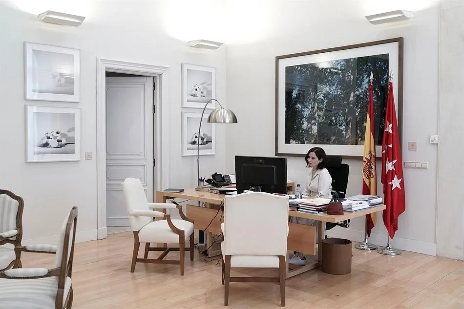 Isabel Díaz Ayuso en su despacho el pasado 15 de marzo. Archivo. - COMUNIDAD DE MADRID