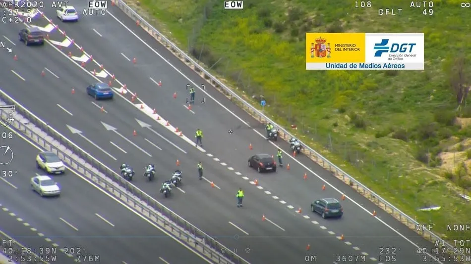 Un control de carretera de la Guardia Civil de Tráfico durante el Viernes Santo