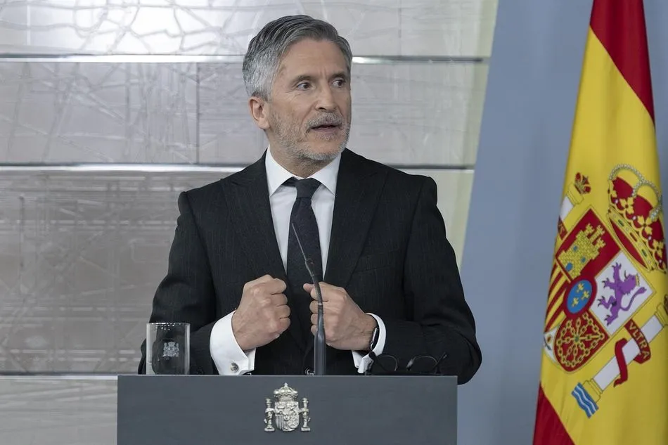 El ministro del Interior, Fernando Grande-Marlaska, durante una rueda de prensa en relación al coronavirus, en Moncloa, en Madrid (España) a 5 de abril de 2020. - Moncloa