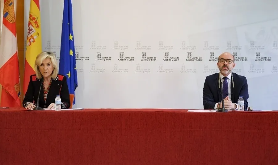 La consejera de Sanidad, Verónica Casado, y el consejero de Cultura y Turismo, Javier Ortega, en rueda de prensa