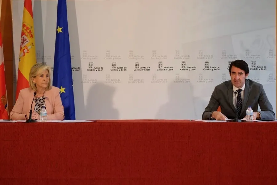 La consejera de Sanidad, Verónica Casado, y el consejero de Fomento y Medio Ambiente, Juan Carlos Suárez-Quiñones