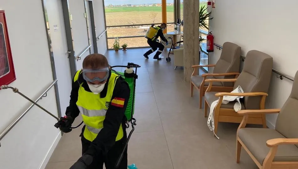 Tareas de desinfección de la UME en una residencia de Villaverde de Guareña