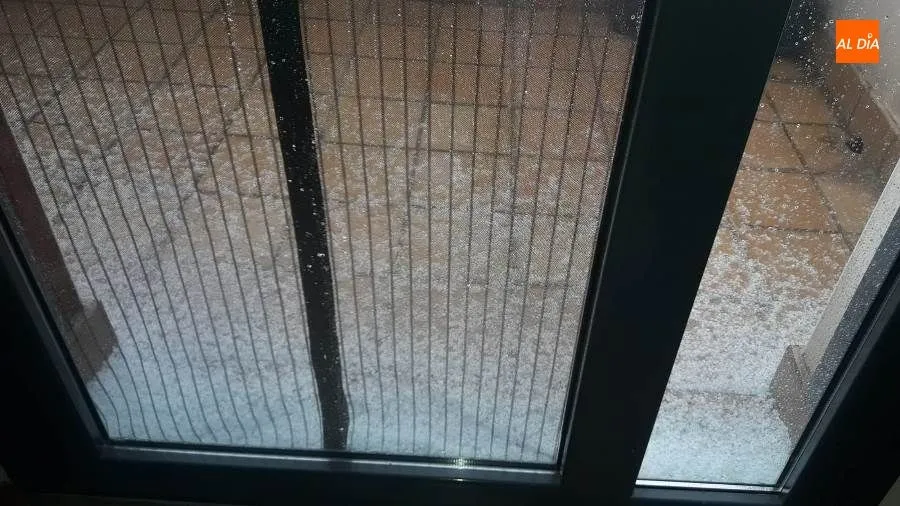 Efectos de la granizada en una terraza de Doñinos de Salamanca