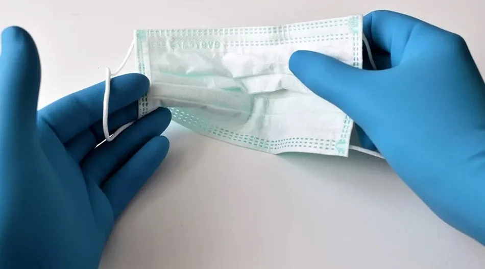 Foto de mascarilla y guantes