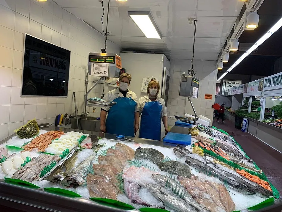 Pescadería Ana y Cati en el puesto nº 10 del Mercado de Abastos