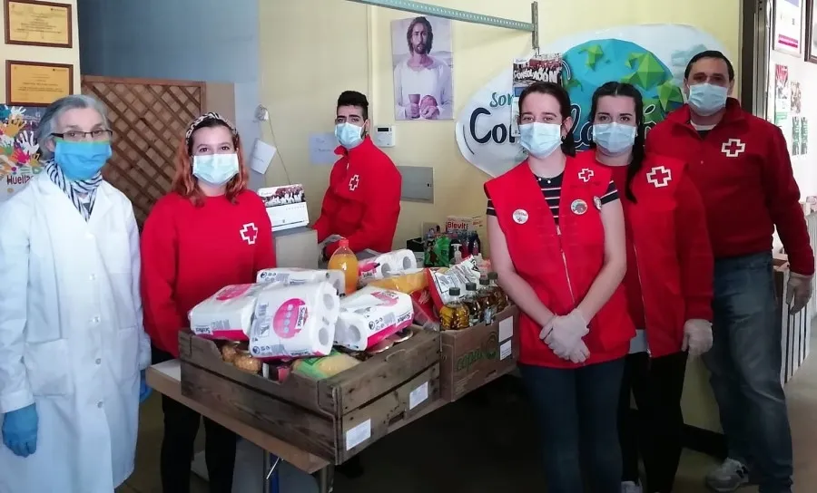 Voluntarios de Cruz Roja Salamanca en la entrega de lotes de alimentación a 140 familias que atienden las Hermanas de la Consolación