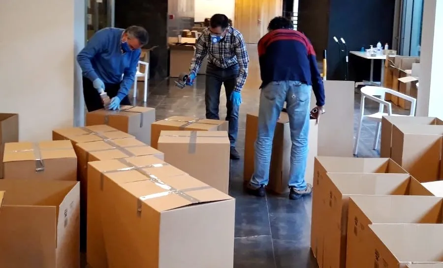 Preparativos de estos envíos en la Delegación de la Junta, en Salamanca