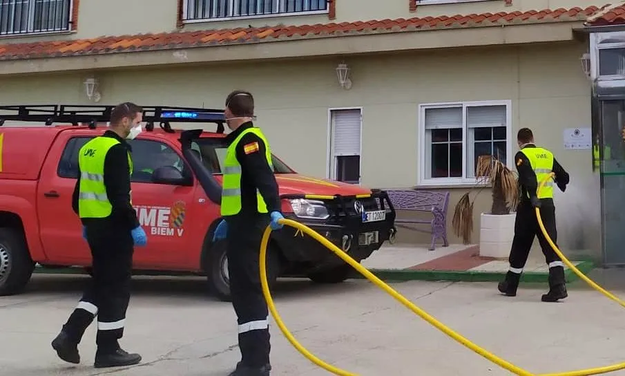 Tareas de desinfección a cargo de la UME en una residencia de Castellanos de Villiquera