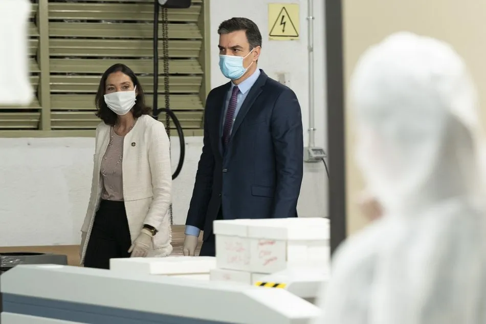 El presidente del Gobierno, Pedro Sánchez, y la ministra de Industria, Comercio y Turismo, Reyes Maroto, visitan los talleres de elaboración de mascarillas de El Corte Inglés