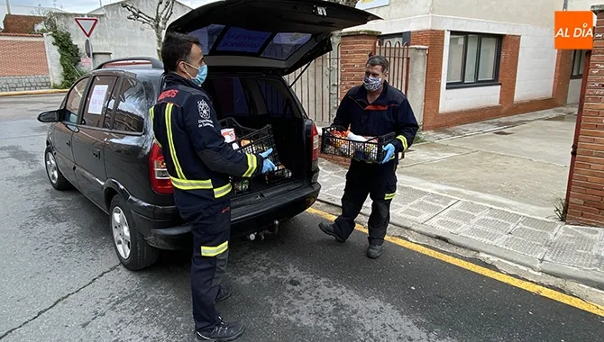 Los Bomberos de Peñaranda realizan reparto de productos de primera necesidad a domicilio durante el Estado de Alarma