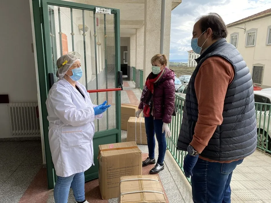 La Fundación La Asunción dona 1.000 batas y 1.000 buzos a la residencia de Guijuelo