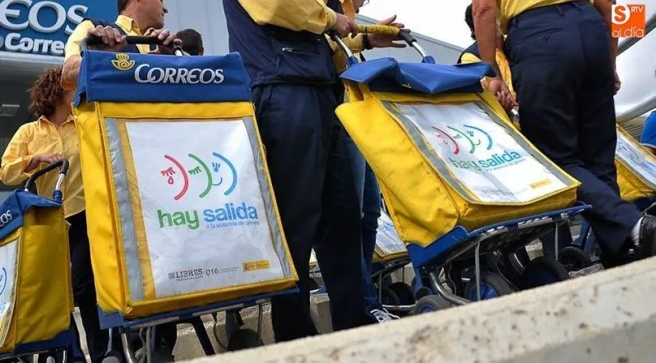 CCOO y UGT denuncian que los trabajadores de Correos no han tenido la protección necesaria para realizar su trabajo. Foto de archivo