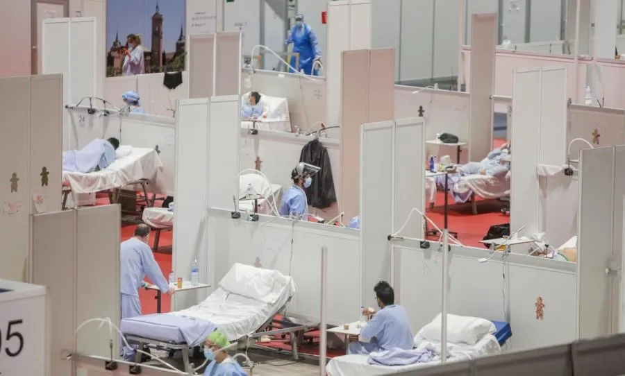 Sanitarios y enfermos distribuidos en el interior del Hospital de Campaña de IFEMA habilitado para pacientes con Covid-19, en Madrid. Foto de Ricardo Rubio - EP