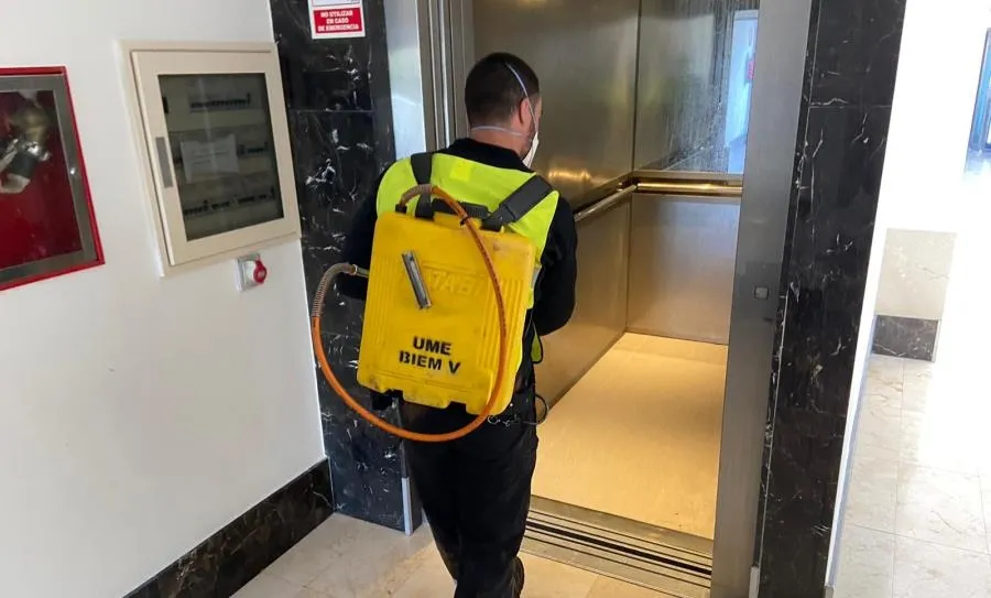 Tareas de desinfección en una residencia de Villamayor