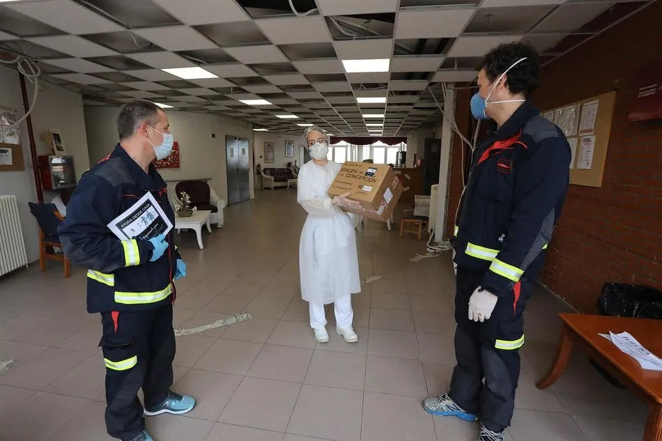 Bomberos del Ayuntamiento de Móstoles entregan material sanitario al personal de la Residencia Virgen de la Concepción en Navalcarnero (80 mascarillas y batas) - Marta Fernández Jara - Europa Press