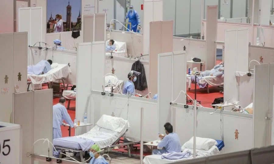 Sanitarios y enfermos distribuidos en el interior del Hospital de Campaña de IFEMA en Madrid. - Ricardo Rubio - EP
