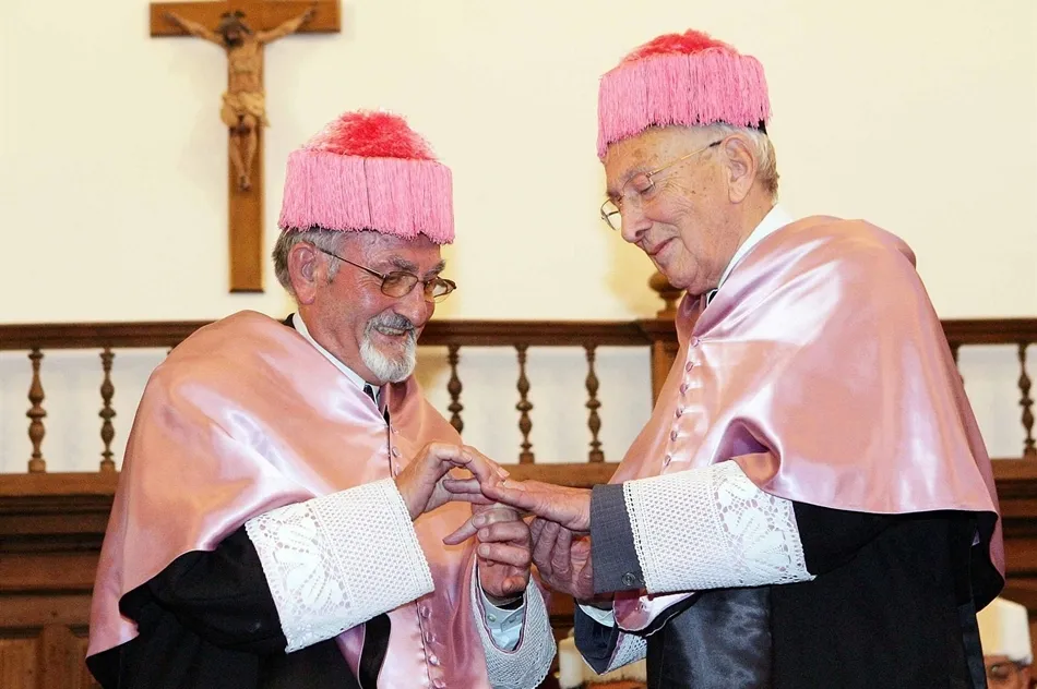 Antonio Vázquez (izq.) en la toma de posesión como Doctor Honoris Causa