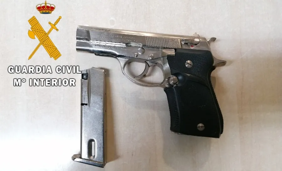 Pistola que llevaban los arrestados