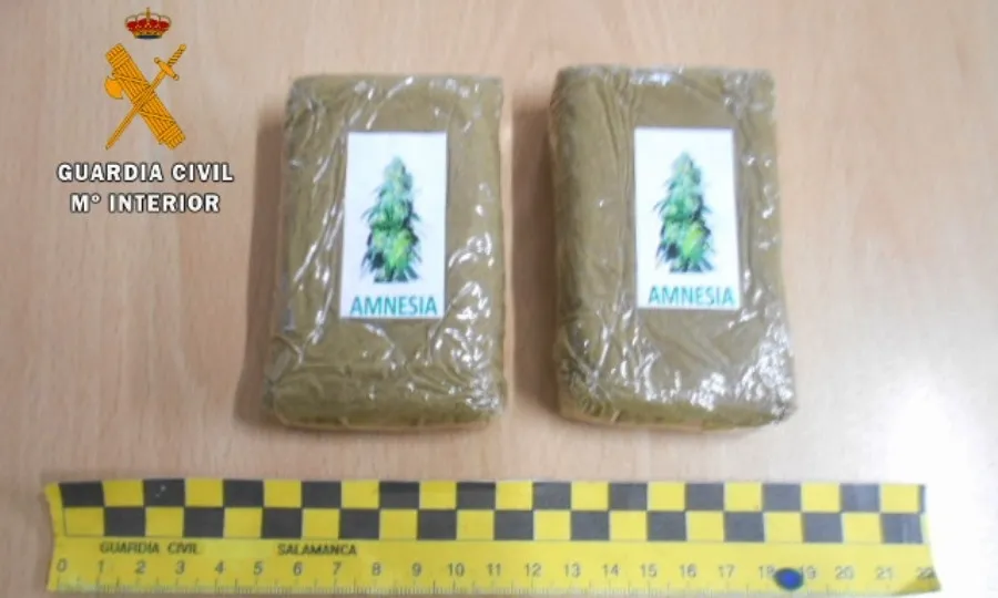 Detenido en la urbanización La Fontana, tras lanzar desde el coche un paquete de 200 gramos de...