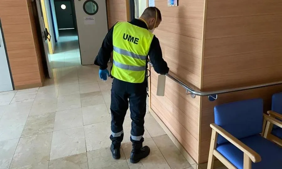 Tareas de desinfección de la UME en una residencia de Babilafuente