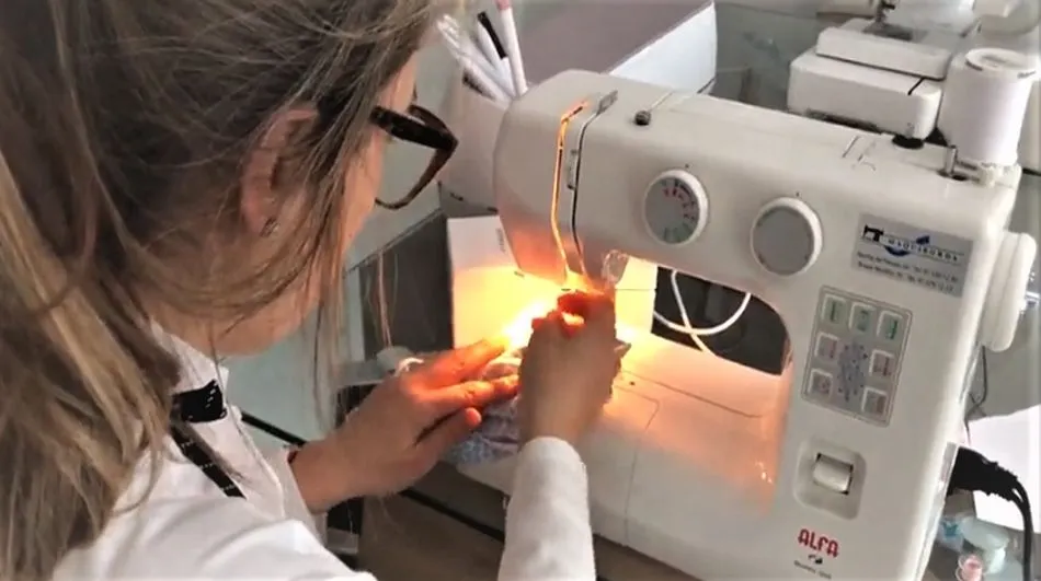Voluntaria Iberdrola fabricando mascarillas