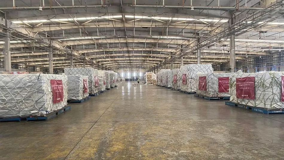 Paquetes en un carguero preparados para ser enviados y en los que se incluyen las 300.000 mascarillas donadas por Inditex - Inditex - Archivo