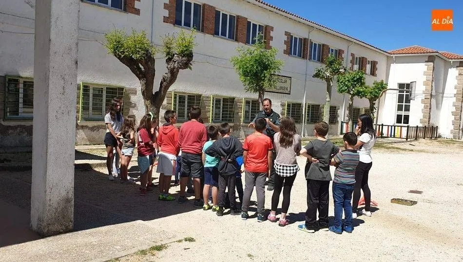 La Guardia Civil de Barruecopardo viene colaborando asiduamente con el colegio con actividades anteriores a la alarma sanitaria / ARCHIVO