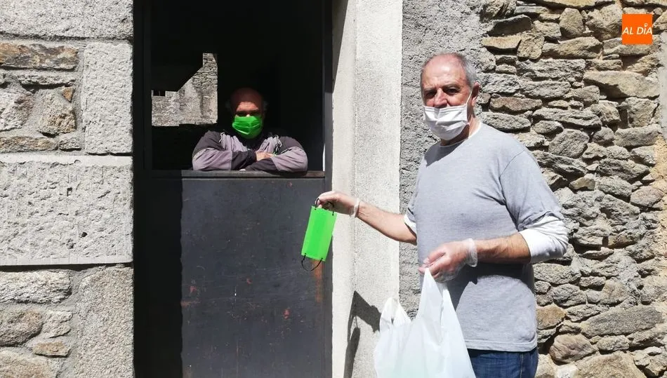 El alcalde, Juan González, repartía las mascarillas entre sus vecinos