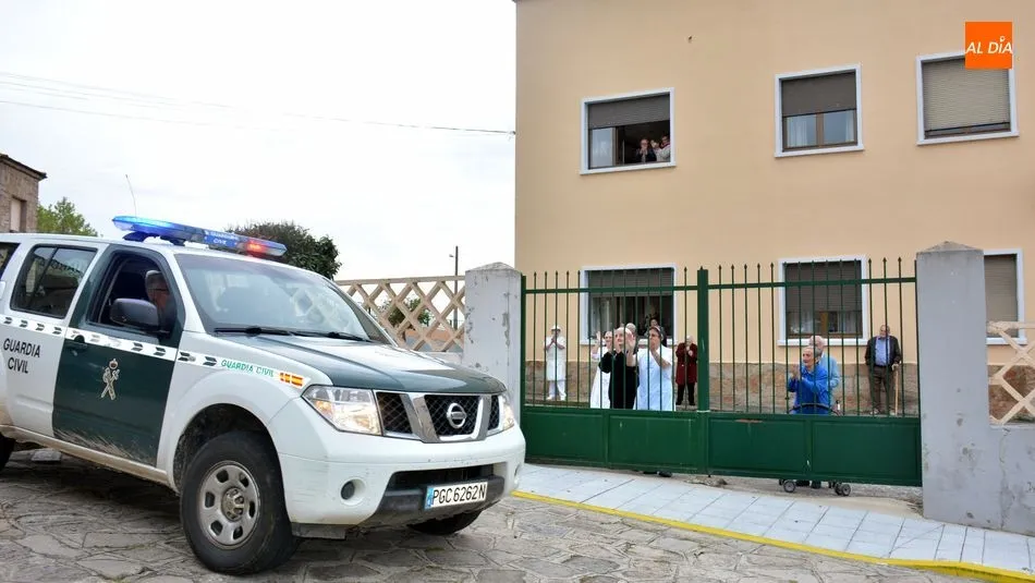 Los internos y trabajadores de la residencia Santa Rita aplauden al paso de la Guardia Civil / E. Corredera