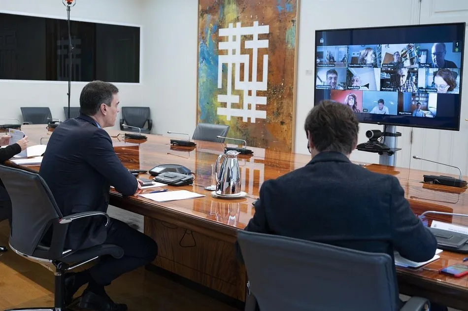 (D-I) El ministro de Sanidad, Salvador Illa; y el presidente del Gobierno, Pedro Sánchez; se reúnen con el Comité Científico del Covid-19. - Moncloa