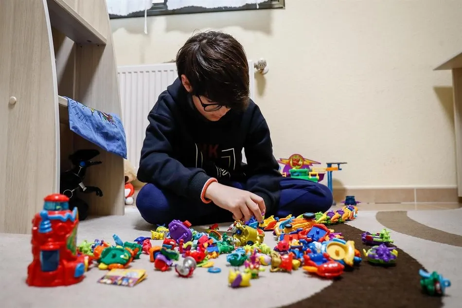 Un niño juega en su casa con unos muñecos durante el confinamiento por el coronavirus, en Valdemoro/Madrid (España) a 20 de abril de 2020. - Óscar J.Barroso - Europa Press