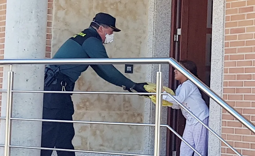 Uno de los agentes que entregaba este material a un alumno de la provincia de Salamanca. Foto G. Civil