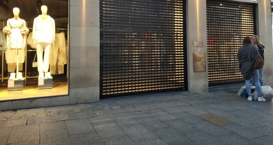 Tiendas cerradas, la imagen que ya se ha convertido en habitual desde el inicio del estado de alarma