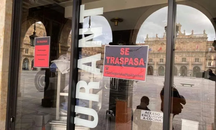 La campaña de protestas se ha materializado con los carteles de Se traspasa en las fachadas y puertas de numerosos establecimientos de Salamanca