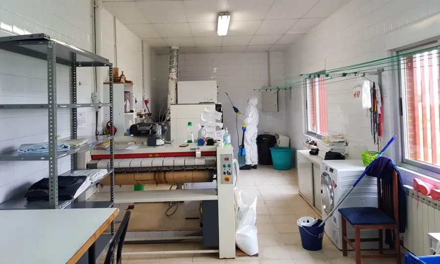 Tareas de desinfección en una residencia de Villamayor