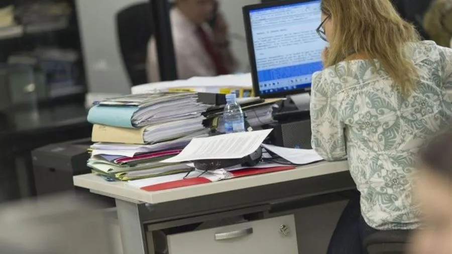 Tiene acceso a esta prestación cualquier trabajador por cuenta propia inscrito en el régimen correspondiente que se vea afectado por el cierre de negocios debido a la declaración del estado de alarma o cuya facturación caiga en el mes un 75% respecto a la