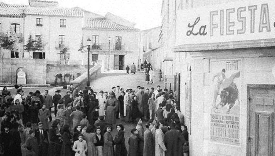 Colas en el desaparecido Teatro Bretón