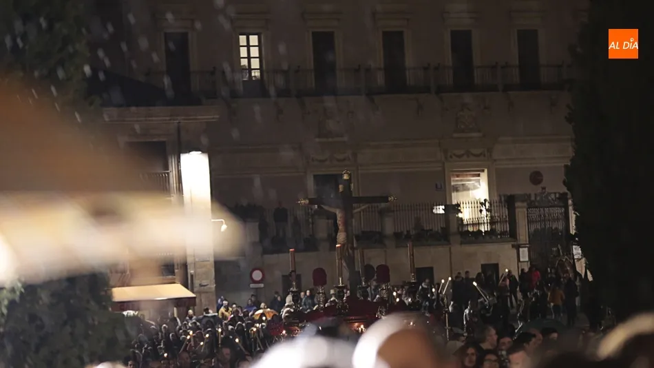 El Cristo de la Buena Muerte bajo la lluvia (Fotos: Alejandro López)