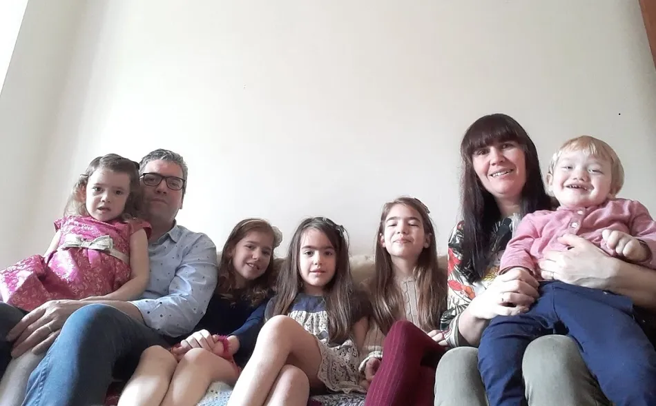 Carmen, Luis, Irene, Pilar, Lucía, Carmen y Mateo en el sofá de su casa