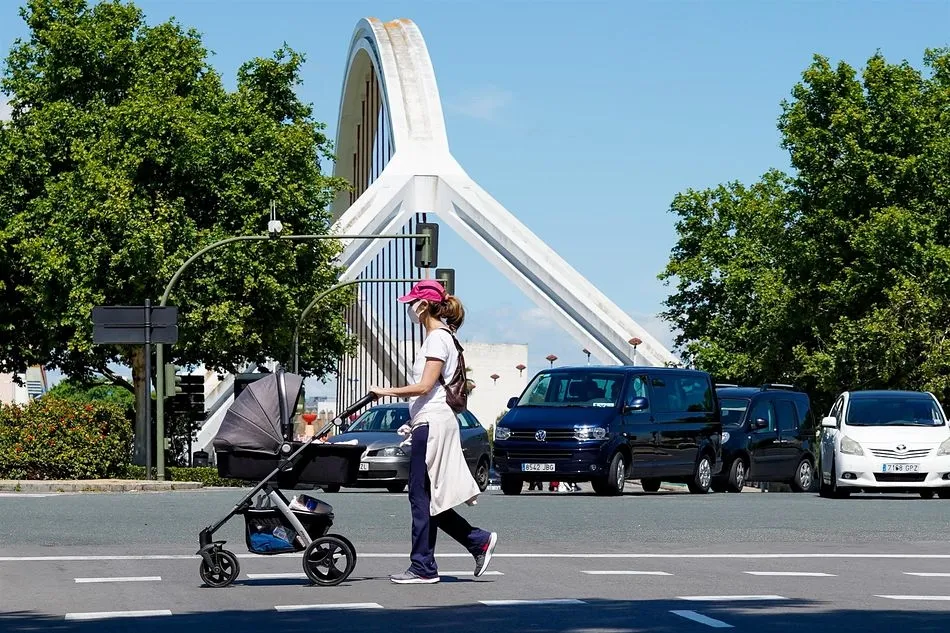 Una madre pasea a su hijo - Eduardo Briones - Europa Press