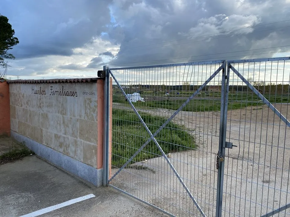 Entrada a la parcela de los Huertos Familiares de Villamayor