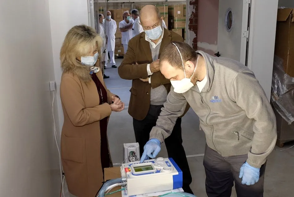 La consejera de Sanidad, Verónica Casado, supervisa la llegada de respiradores el pasado 4 de abril - Junta de CYL