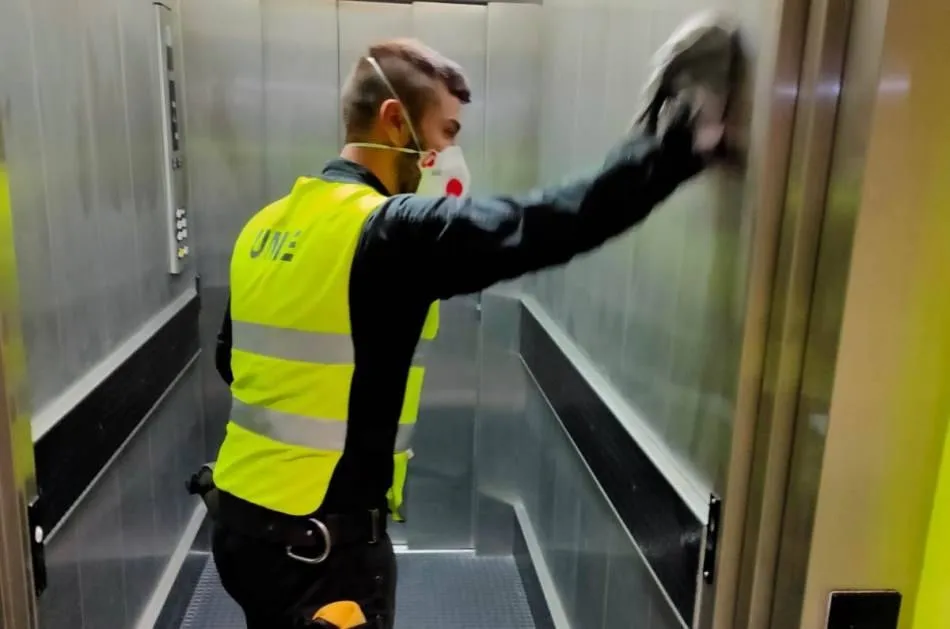 Un militar de la UME realiza trabajos de desinfección en una residencia