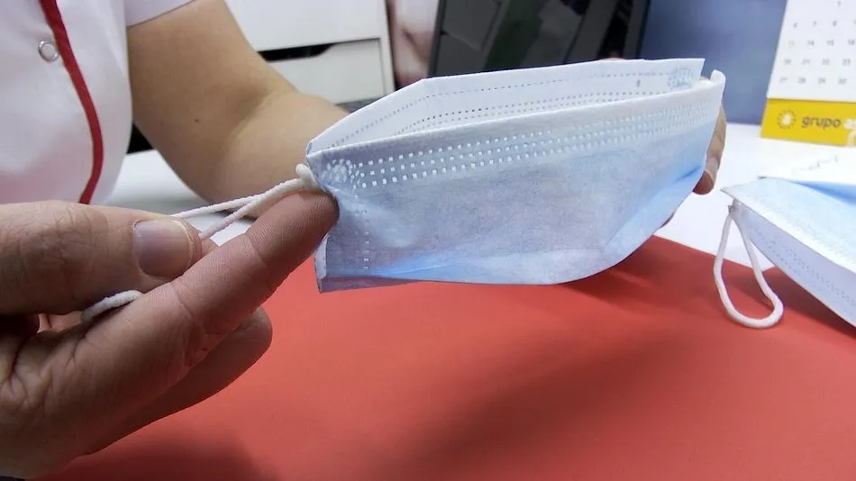 Una mascarilla quirúrgica, como las que se repartirán en todo el territorio nacional