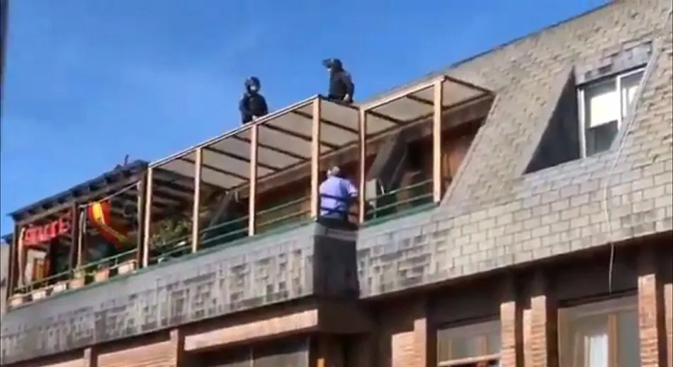 La Policía vigila al hombre desde el tejado - Captura de un vídeo tomado por los vecinos